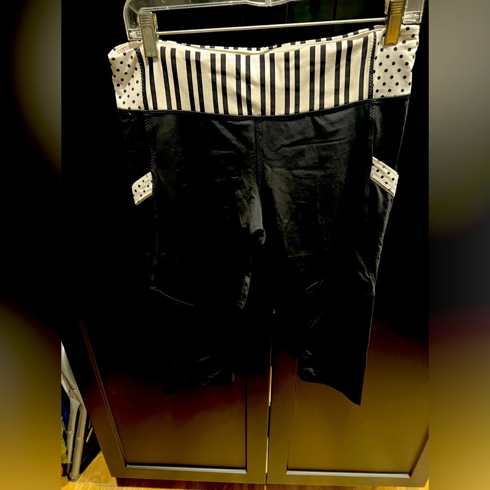 Lululemon black and white capris